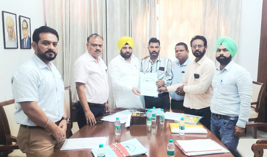 Meeting with Honorable Power Minister at PSPCL Guest House Chandigarh in a comfortable atmosphere:- State President Harvinder Sharma.
